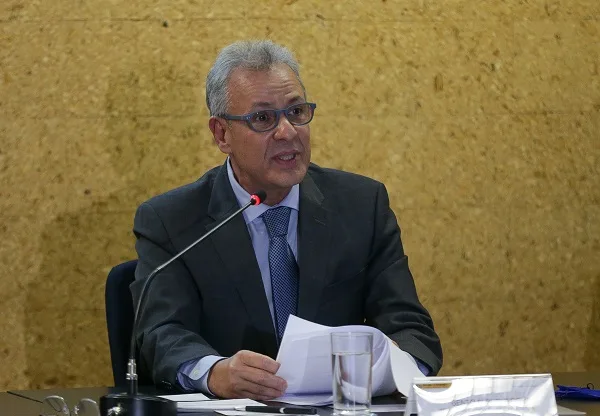 Ministro admite que crise de energia se agravou e pede para evitar até ferro de passar