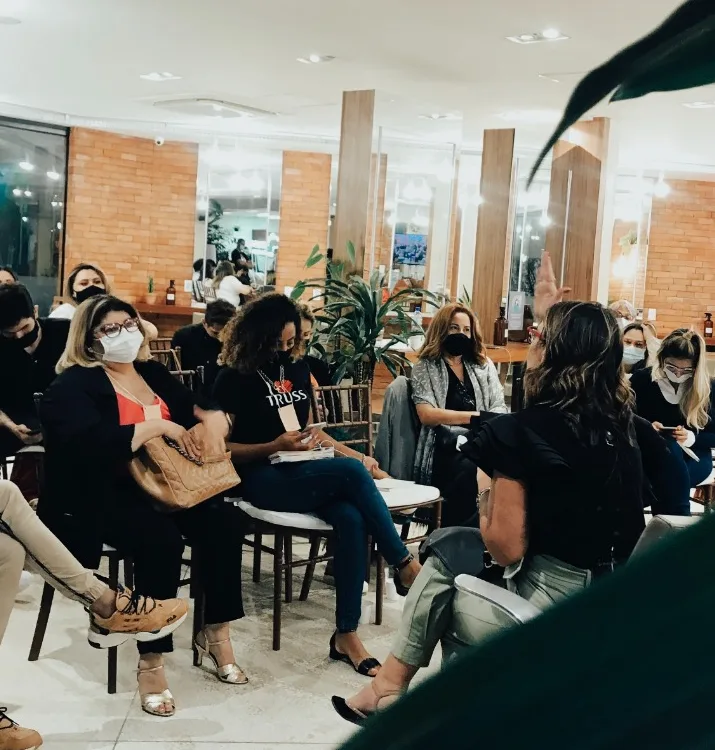 Educadora de cabelereiros Gisele Quintino ministra treinamento em salão Casa Linda Flor