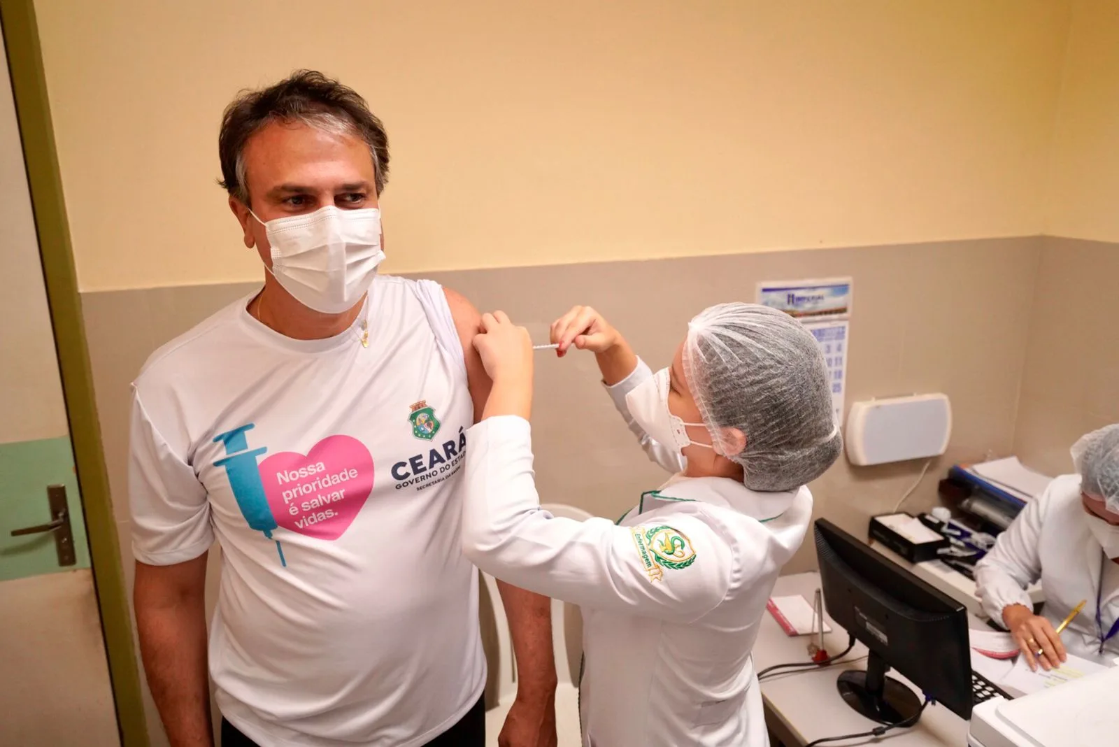 Camilo Santana recebe segunda dose da vacina contra Covid-19, em Fortaleza