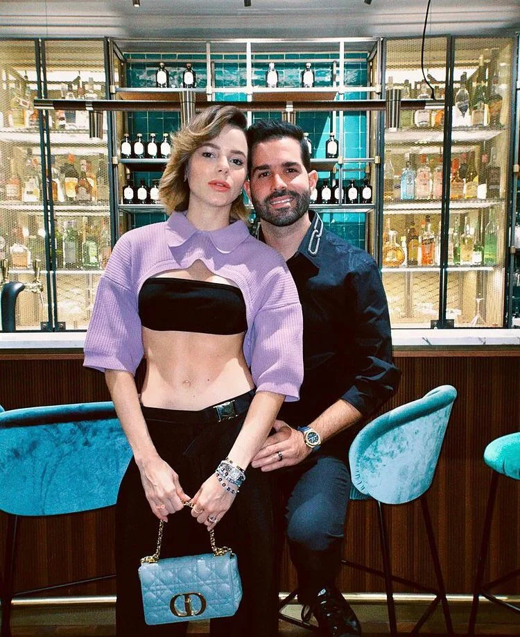 Paulinha Sampaio e Felipe Rocha desembarcam em Paris