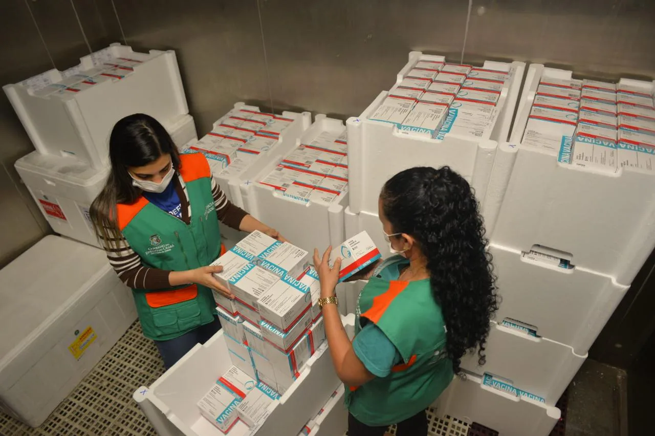Ceará recebe 63.180 doses da vacina da Pfizer nesta segunda