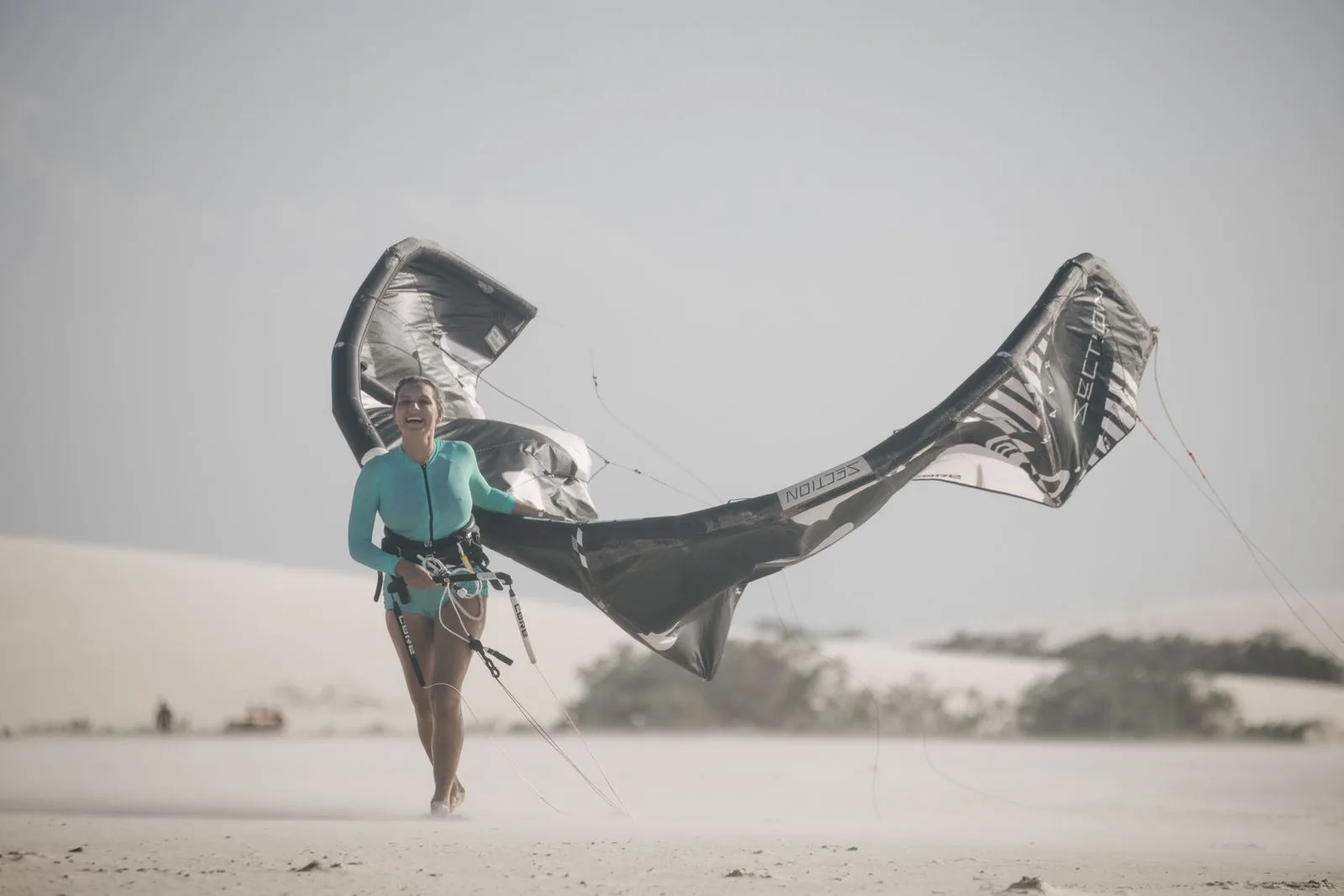 Surfista Maya Gabeira aproveita visita ao Ceará e faz aulas de Kitesurf na Praia do Preá