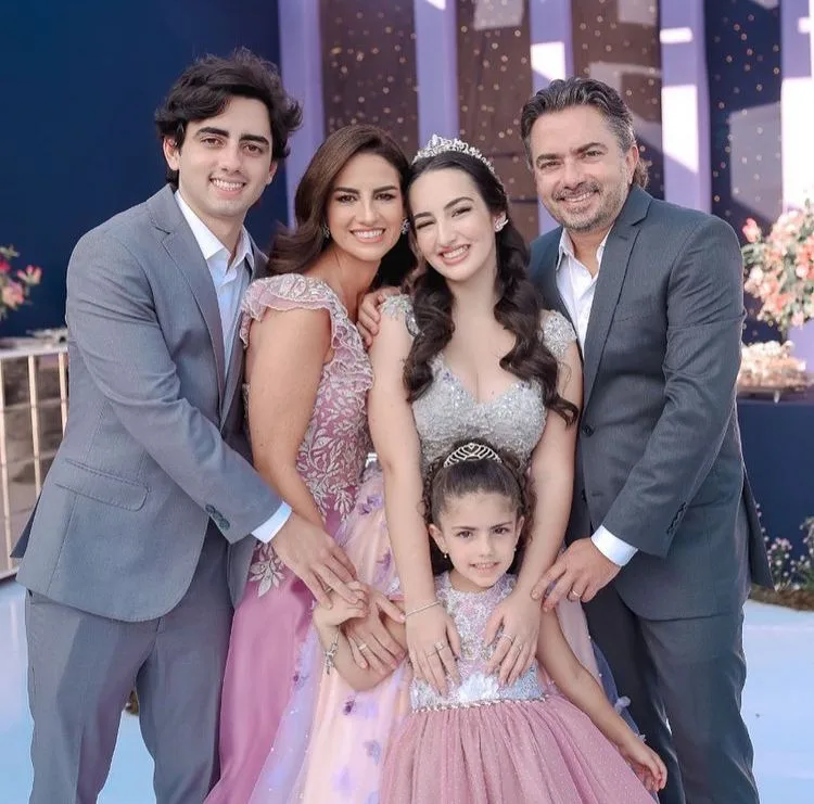 Giselle e Pedro Ivo Frota celebram 15 anos da filha Letícia
