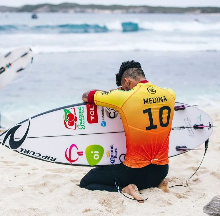 Medina é tricampeão mundial de surfe após ano de polêmicas e decepções