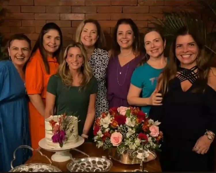 Cláudia Gradvohl marca passagem pela folhinha com turma de amigas