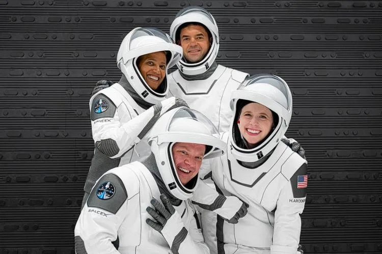 Missão Inspiration4, da SpaceX, coloca no espaço pela 1ª vez tripulação só de civis