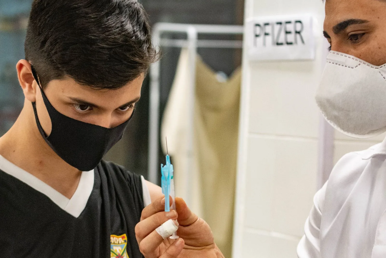 Governo Bolsonaro muda regra para vacinação de adolescentes e gera confusão