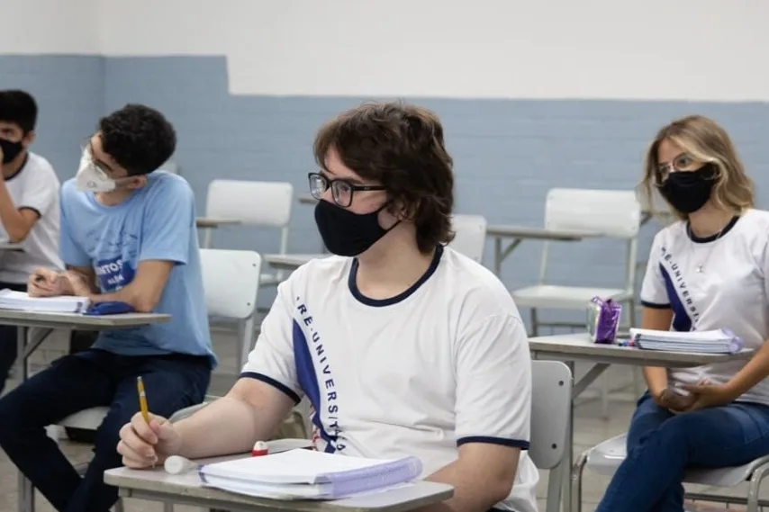 Novo decreto libera aulas presenciais com 100% capacidade e amplia máximo de pessoas em eventos