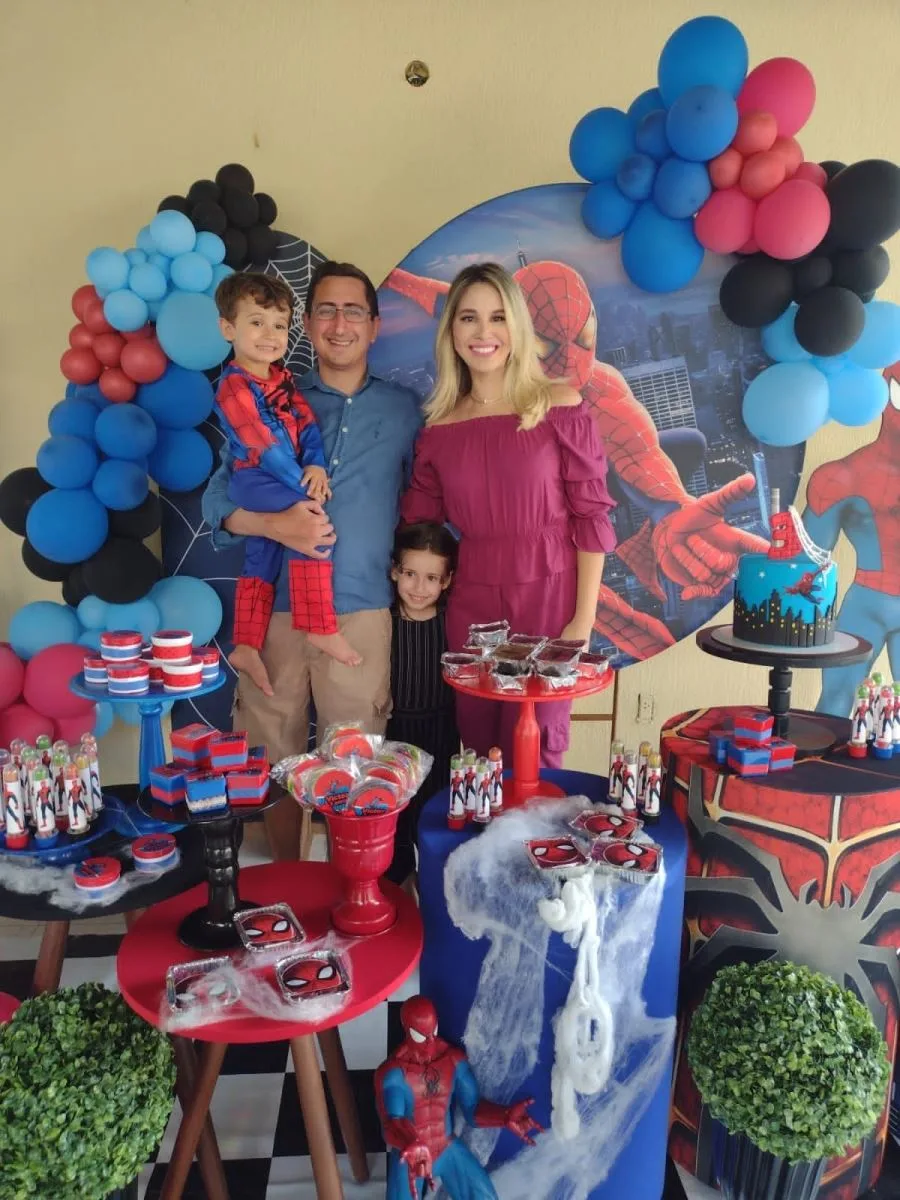 Rayssa e Roberto Victor Ribeiro assopram as três velinhas do Victor