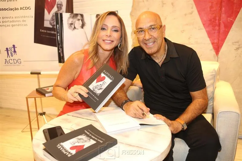 Ana Paula Daud arma noite de autógrafos para Raphael Sahyoun