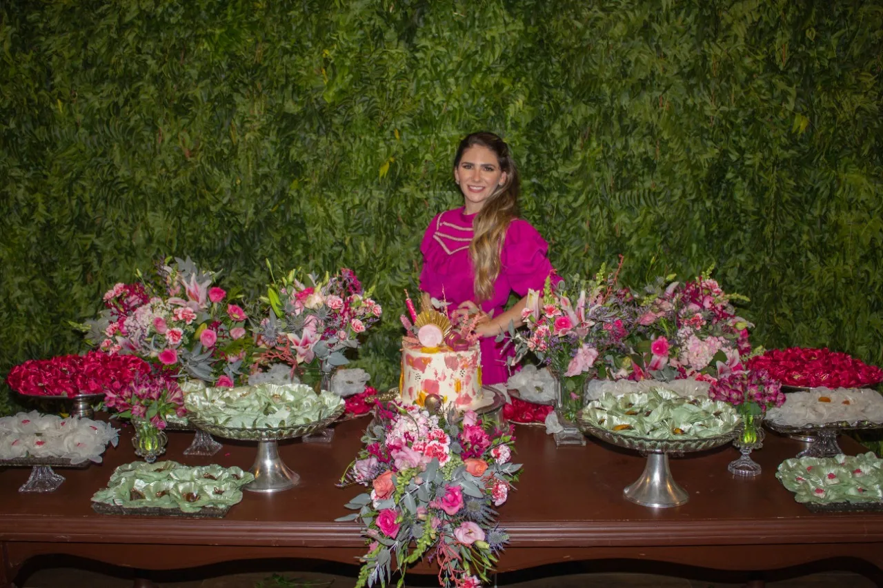 Nathália da Escóssia ganha os parabéns em festa surpresa