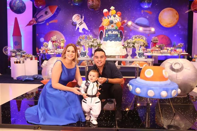 Karina Queiroz e Everton Oliveira assopram a primeira velinha do filho Olavo