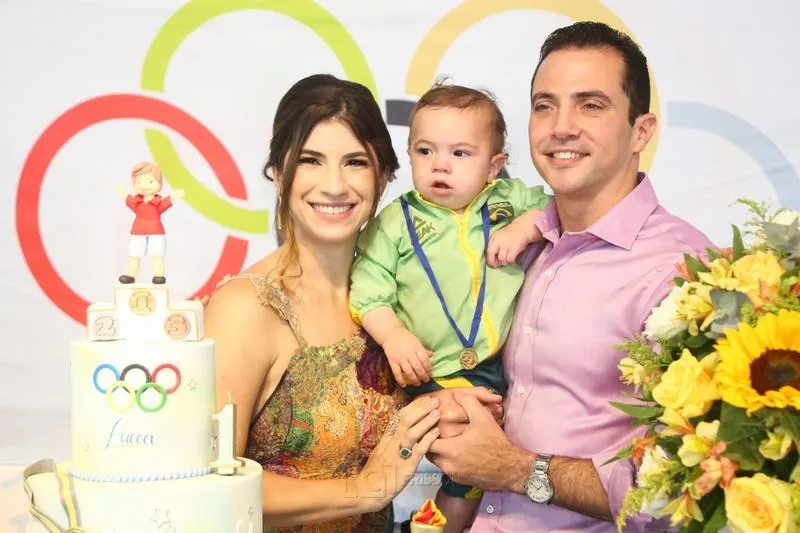 Themis e Roberto Briand assopram a primeira velinha do filho Lucca