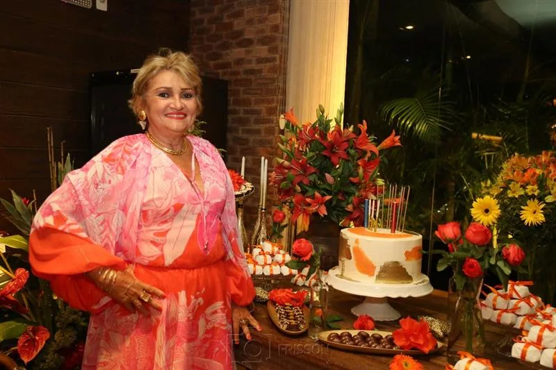 Vera Costa comemora nova idade com turma de amigos