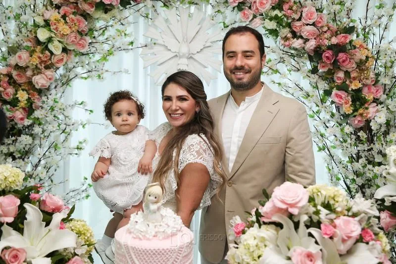 Nathália da Escóssia e Oswaldo Duarte batizam a filha Maria Thereza