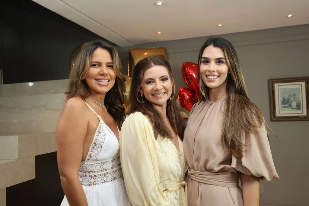 Emília Buarque recebe os parabéns em Sunset