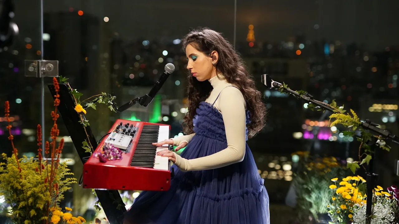 Refletindo sobre relações afetivas, Nina Fernandes lança seu primeiro álbum, "Amor é Fuga: Fuja"