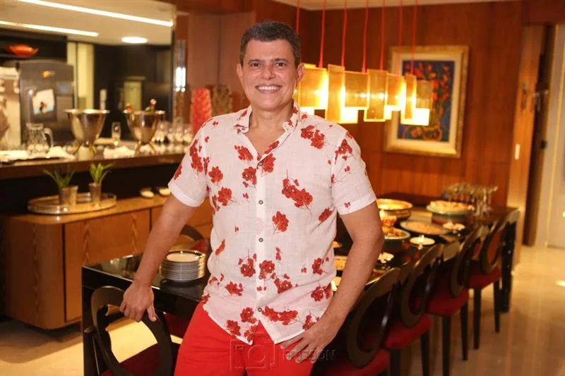 Abelardo Targino arma jantar para turma de amigos