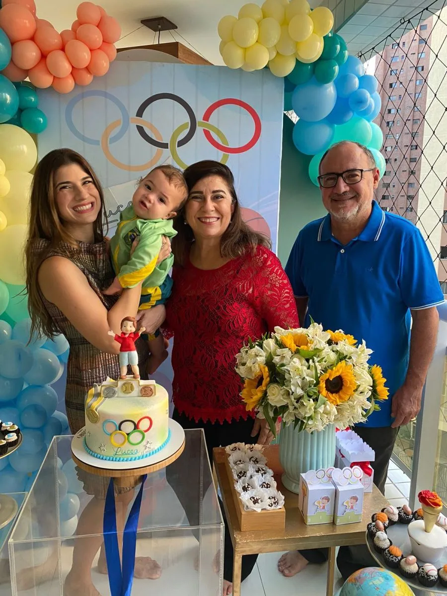 Themis Briand reúne a família em um after party do filho Lucca