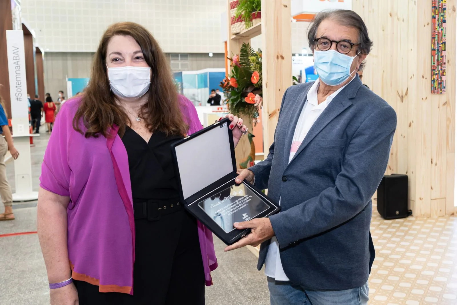 Secretário do Turismo do Ceará é homenageado em evento da ABAV Expo & Collab