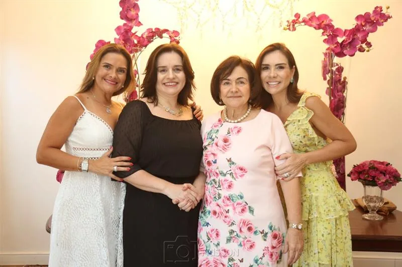 Bárbara Freire comemora nova idade em prestigiado almoço