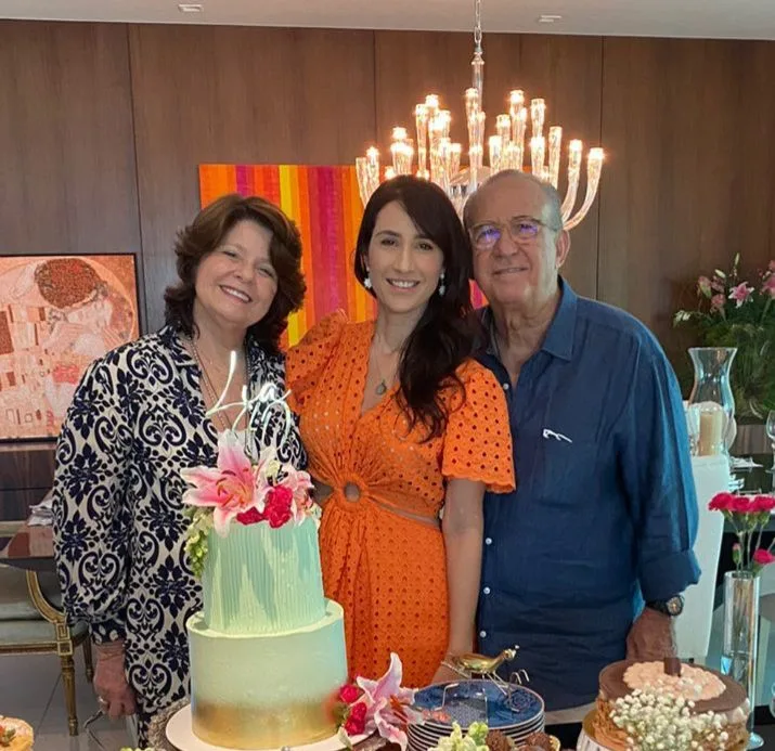 Lia Quinderé comemora a nova idade com a família