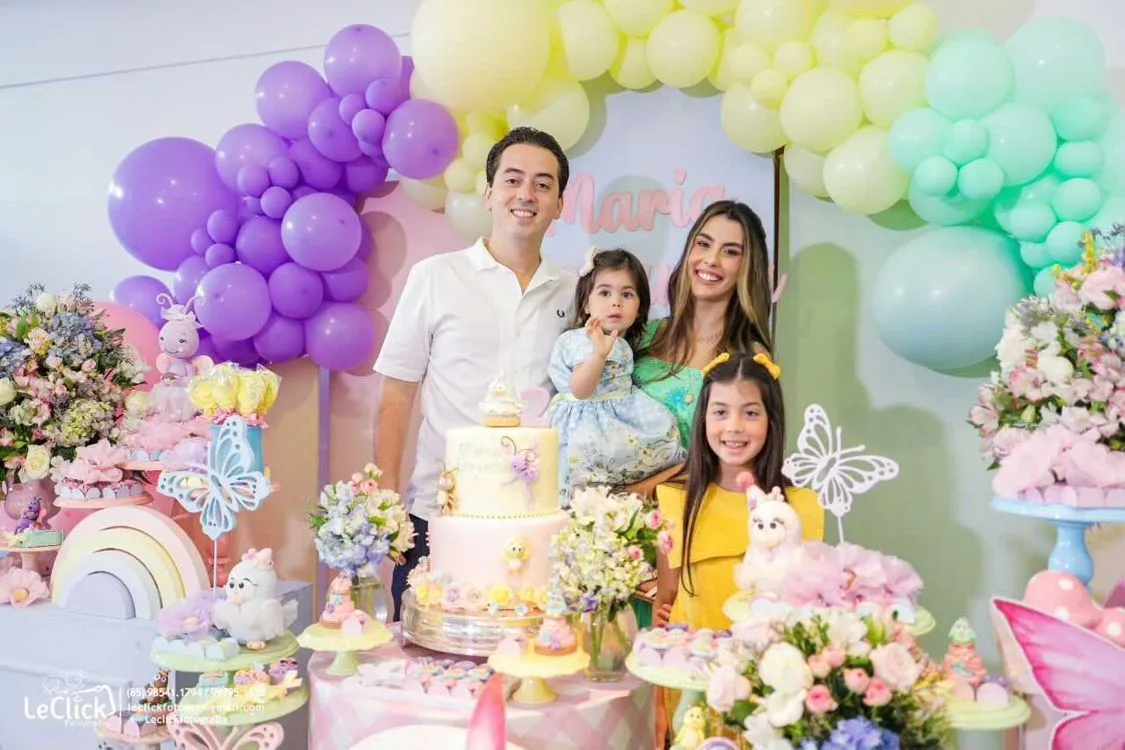 Camila Melo e Victor Moreira assopram duas velinhas da filha Maria Fernanda