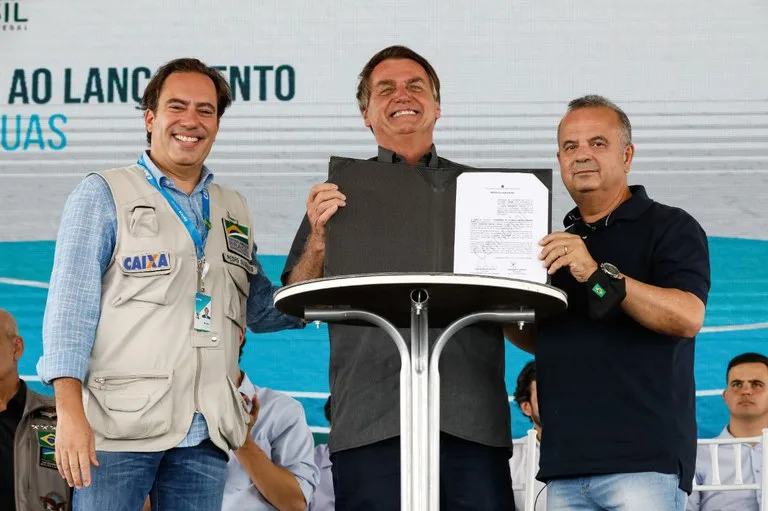 Bolsonaro desembarca no Ceará para lançamento do projeto Jornada das Águas, em Russas