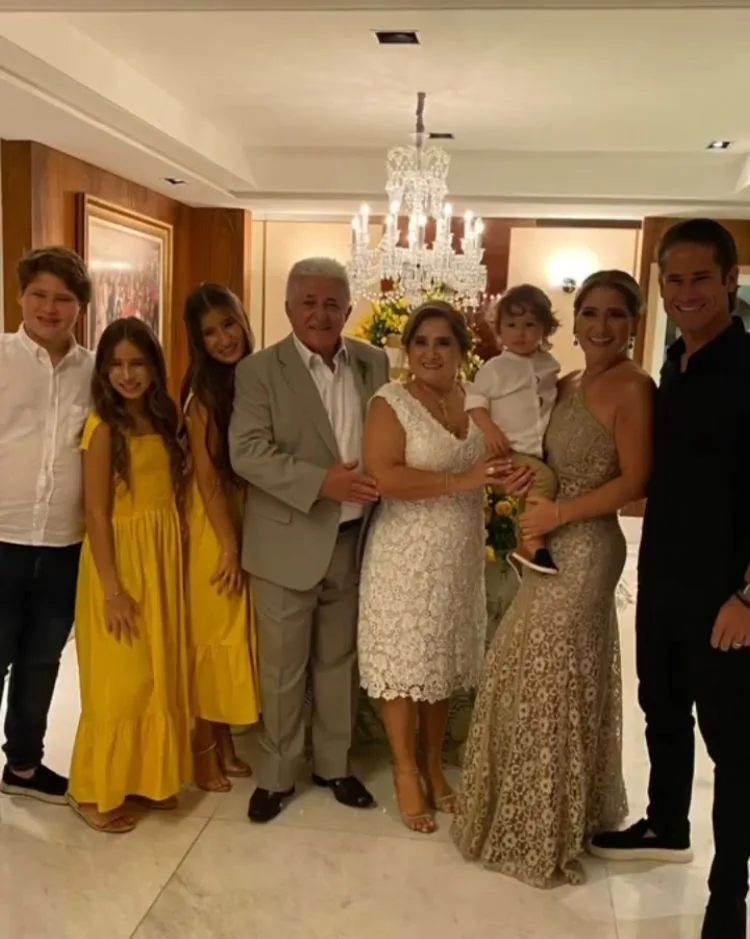 Auricélia e Deusmar Queirós brindam 50 anos de casados