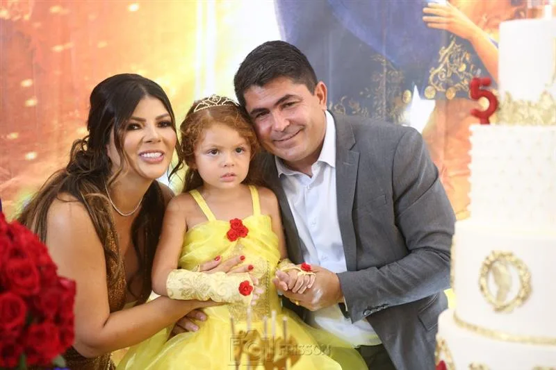 Gigi Flores e Lindomar Holanda assopram as cinco velinhas da filha Maria Flor