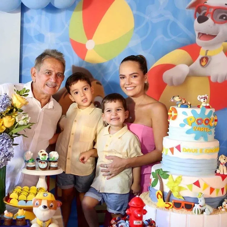 Bárbara e Eugênio Rabelo realizam festa dupla para os filhos Davi e Eugênio Filho
