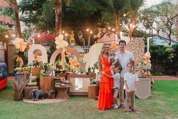 Tassia Ferreira e Erico Romcy assopram a primeira velinha do filho Lucas