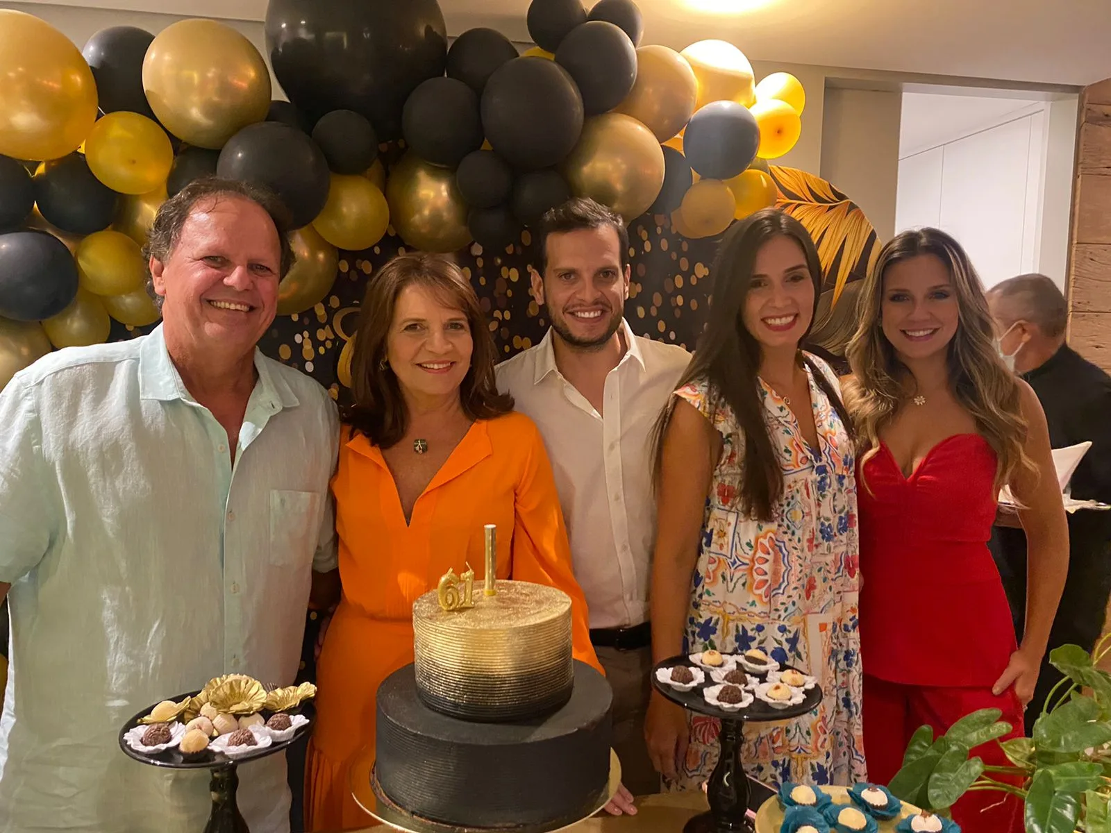 Geni Levy é surpreendida com festa de aniversário