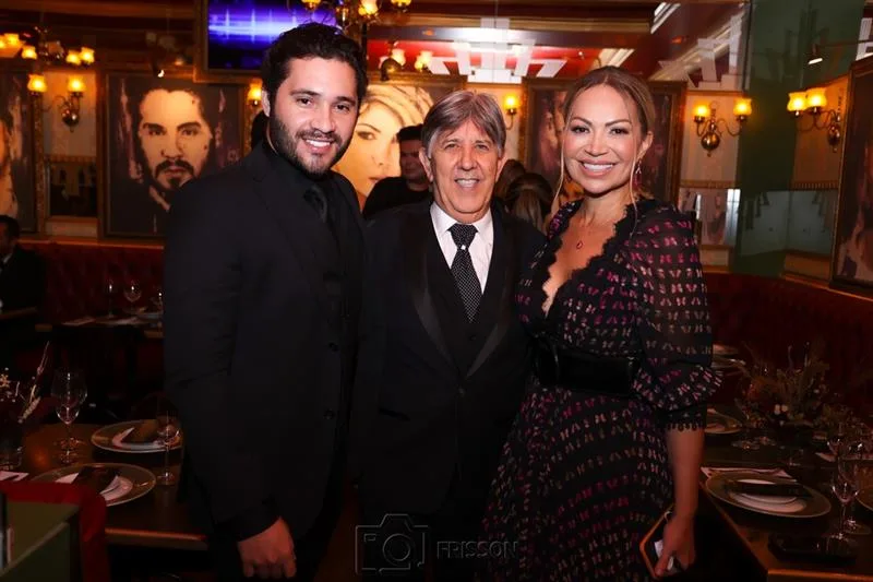 Ângelo Oliva celebra nova idade em noite de gala no Paris 6