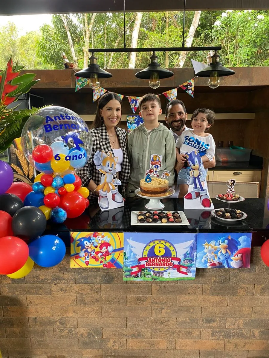 Giuliana Botelho e Atilla Fernandes cantam parabéns para filho Antônio Bernardo