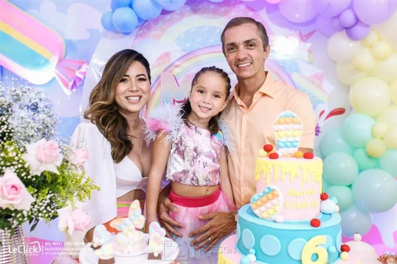 Carol Yamazaki e Marcelo Marfrutas cantam parabéns para a filha Maria Vitória