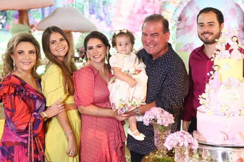 Nathália da Escóssia e Oswaldo Duarte assopram a primeira velinha da filha Maria Thereza