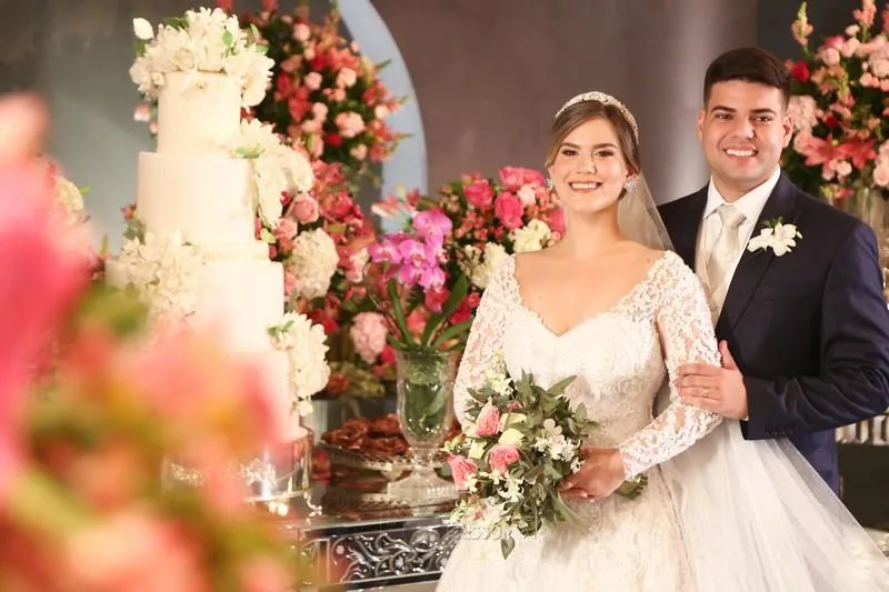 Após subirem ao altar, Taynan Facundo e Saulo Coriolano brindam seu amor e união