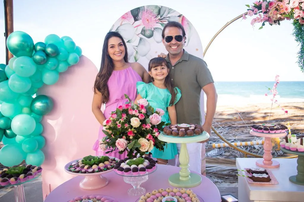 Catarina e André Guanabara realizam Chá de Fraldas e Bênçãos para a filha Helena