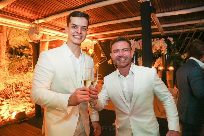 Fred Carioca e William Maciel brindam união com família e amigos