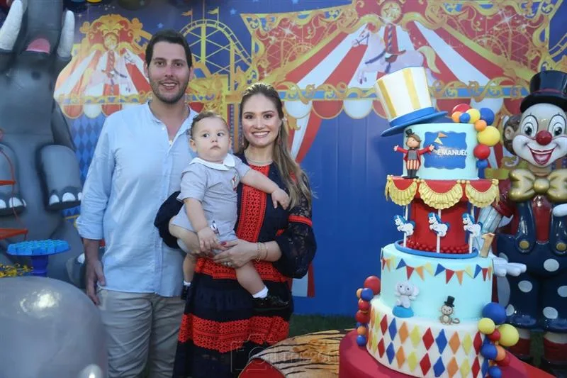 Letícia e Gabriel Dias Branco assopram a primeira velinha do filho Emanuel