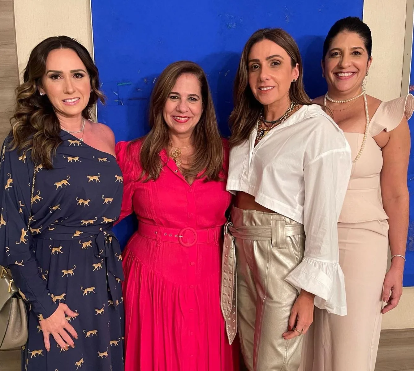 Elisa Oliveira e Renata recebem grupo de amigas