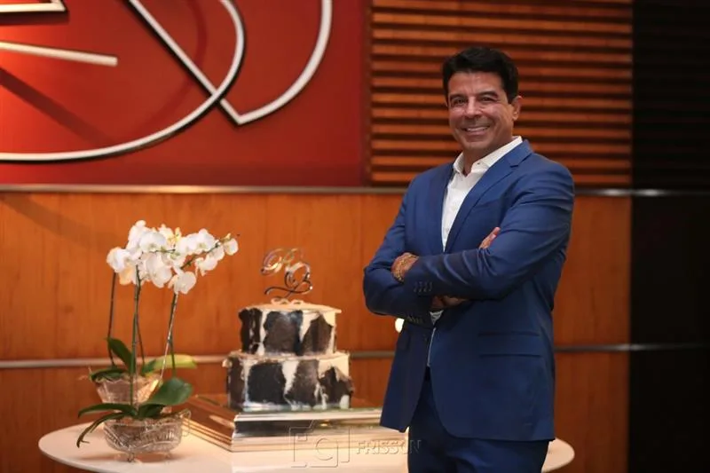 Ronaldo Otoch celebra a nova idade em noite de frisson