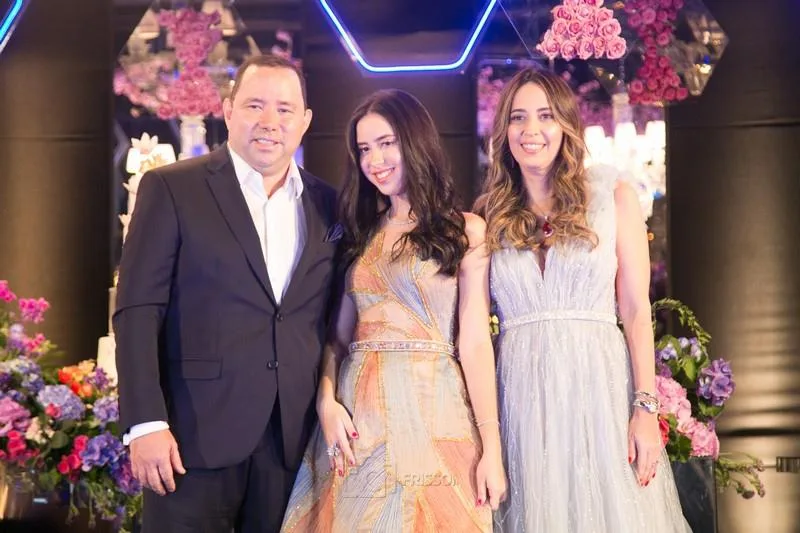 Dulce e Duduca Fujita festejam com frisson os 15 anos da filha Giselle