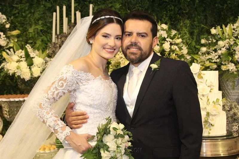 Eduardo Cruz e Lara Mesquita sobem ao altar