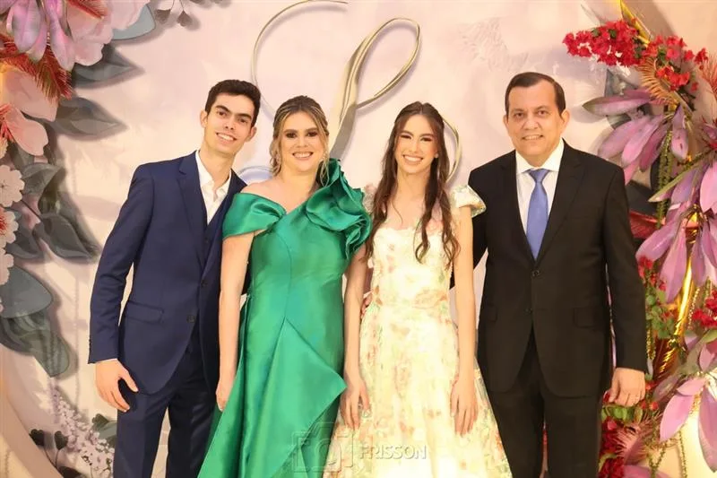 Larissa Lafuente brilha em sua festa de 16 anos