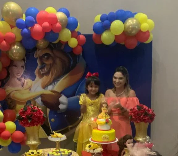 Cinthya Jordão canta os parabéns pelos cinco anos da filha Alice