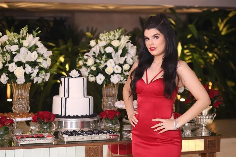 Marcelle Câmara comemora seus 18 anos no estilo Vogue