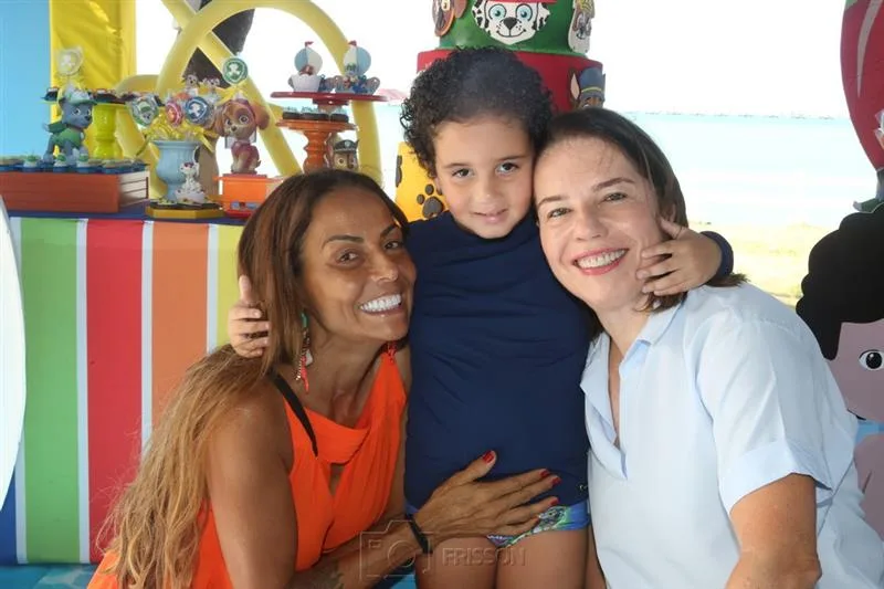 Gil Santos e Denise Bezerra festejam os cinco anos do filho Bento com uma pool party