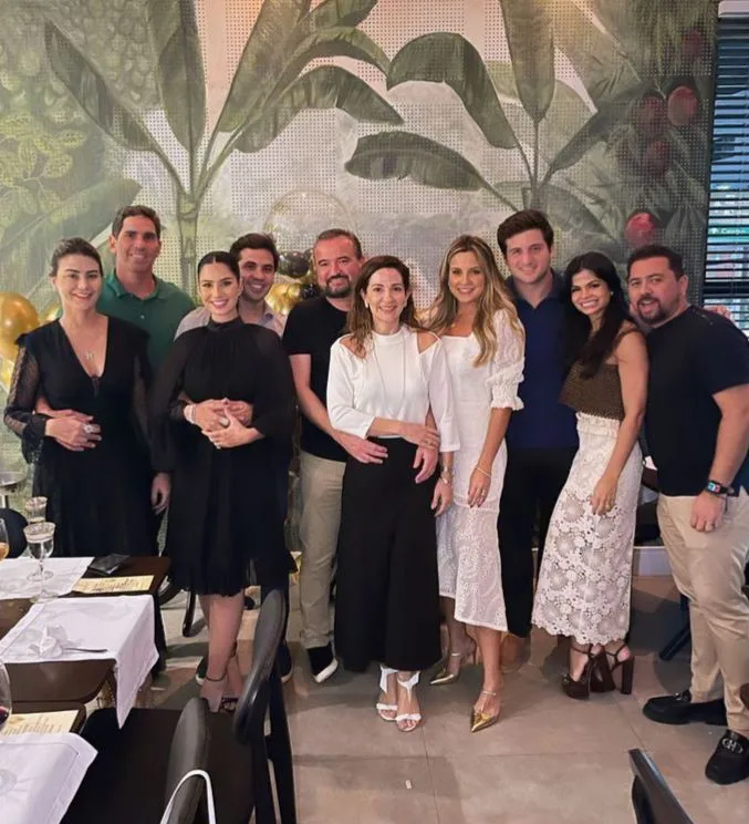 Netinho Bayde comemora B-Day com seleto grupo de amigos